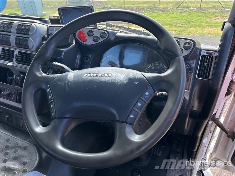 Iveco Stralis AD 450 8x4 Twin-Steer Cab and Chassis Cabine en interieur