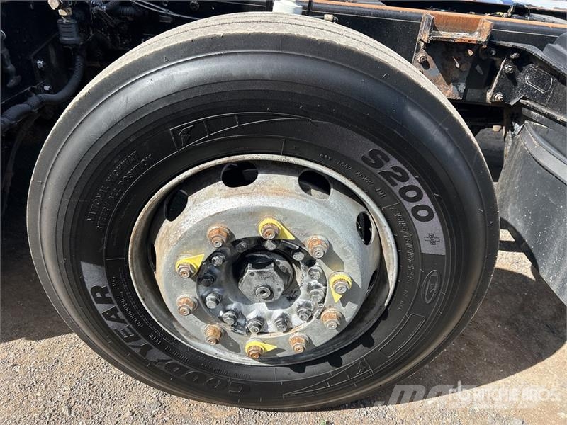 Iveco Stralis AD 450 8x4 Twin-Steer Cab and Chassis Cabine en interieur