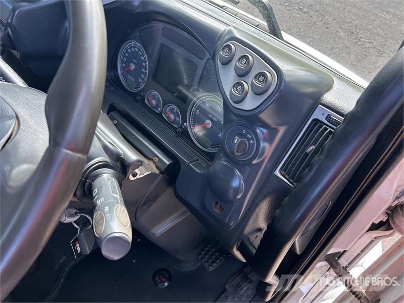 Iveco Stralis AD 450 8x4 Twin-Steer Cab and Chassis Cabine en interieur