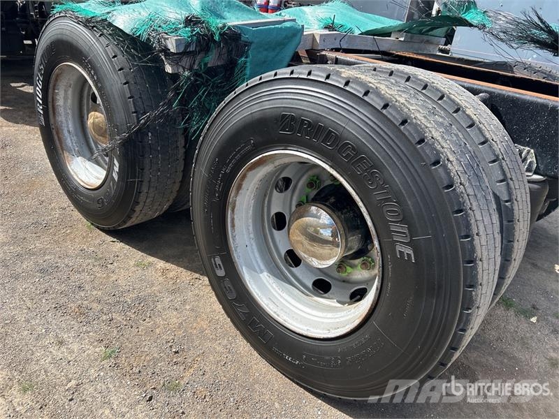 Iveco Stralis AD 450 8x4 Twin-Steer Cab and Chassis Cabine en interieur