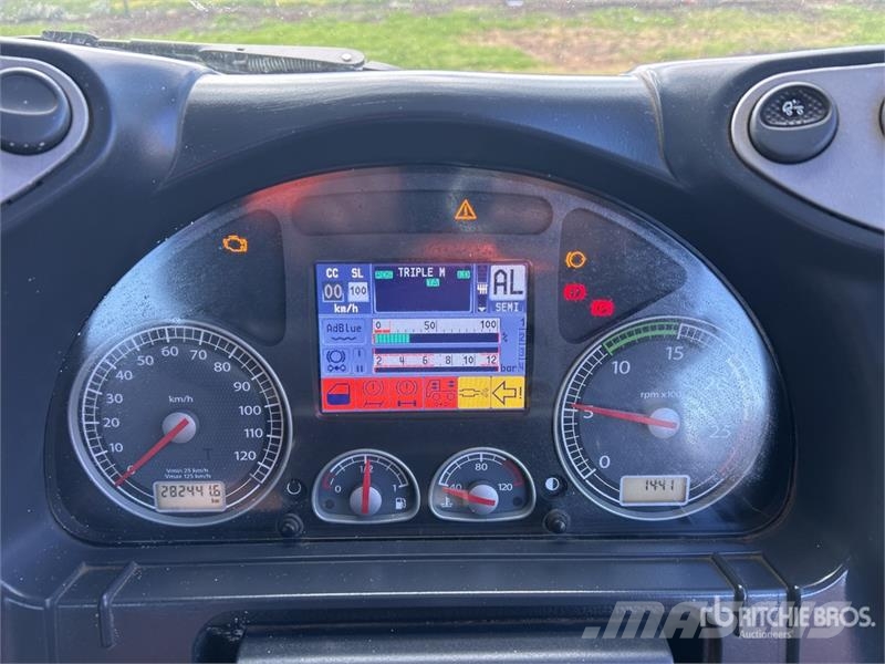 Iveco Stralis AD 450 8x4 Twin-Steer Cab and Chassis Cabine en interieur