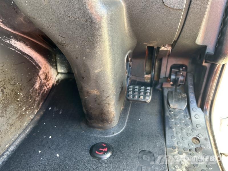 Iveco Stralis AD 450 8x4 Twin-Steer Cab and Chassis Cabine en interieur