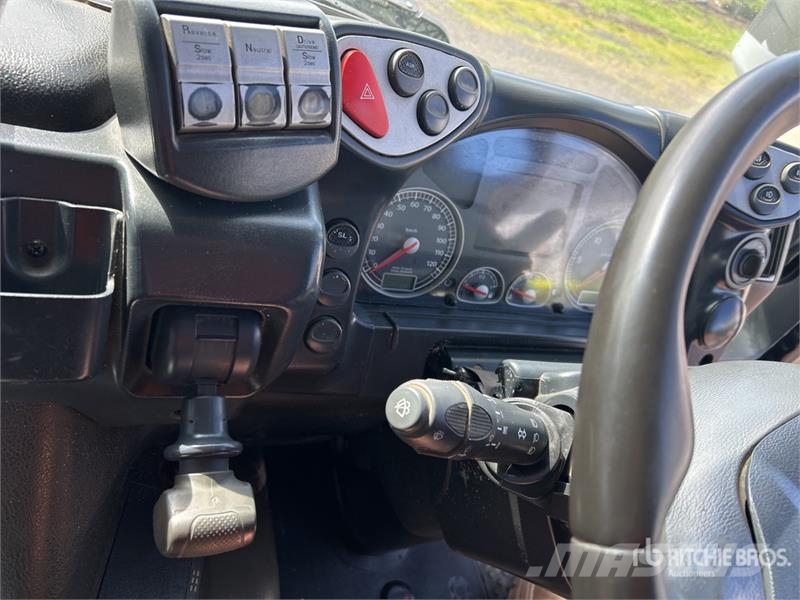 Iveco Stralis AD 450 8x4 Twin-Steer Cab and Chassis Cabine en interieur
