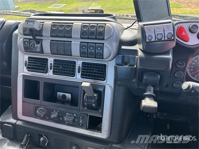 Iveco Stralis AD 450 8x4 Twin-Steer Cab and Chassis Cabine en interieur