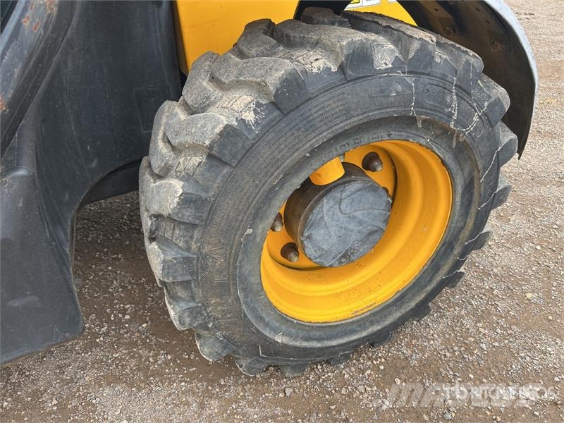 JCB 525-60 伸缩臂叉装车|叉装车