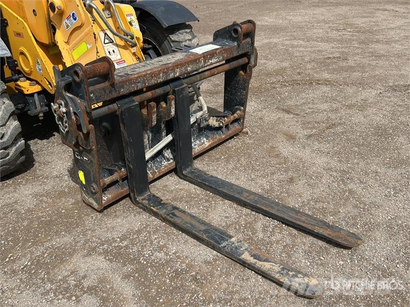 JCB 525-60 伸缩臂叉装车|叉装车
