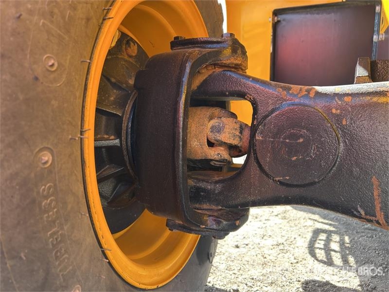 JCB 9404 4000 kg 4x4 Rough Terrain Forklift Tereptargonca