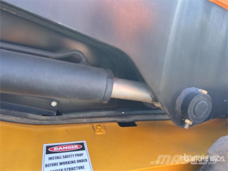 JCB SSL 135HD Skid Steer Loader Smykem řízené nakladače