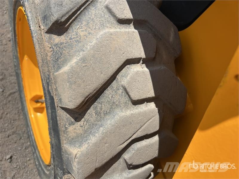 JCB SSL 135HD Skid Steer Loader Smykem řízené nakladače