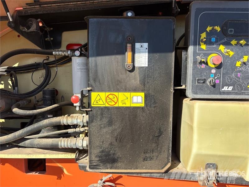 JLG 800 AJ 4WD Diesel Articulating Boom Lift 曲臂高空工作平台