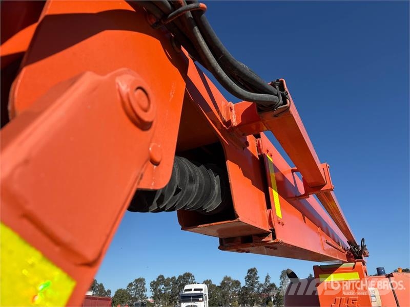JLG 800 AJ 4WD Diesel Articulating Boom Lift 曲臂高空工作平台
