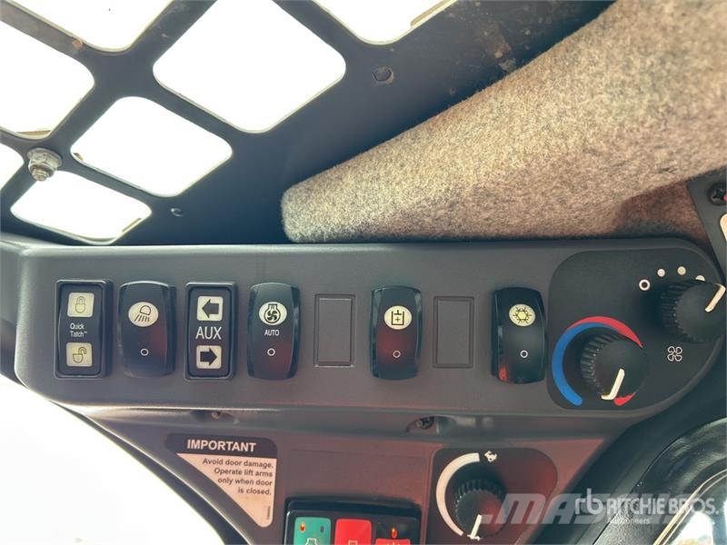 John Deere 331G Minicarregadeiras