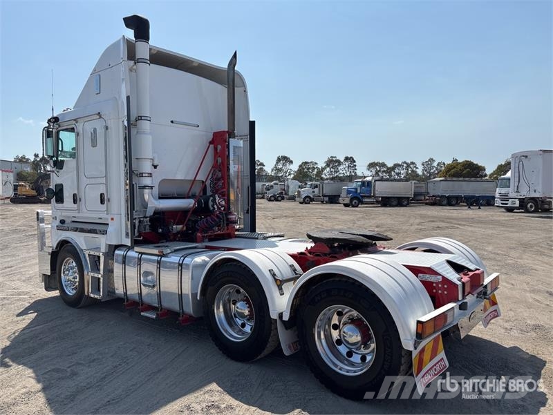 Kenworth K200 Aerodyne 6x4 T/A Sleeper Truck Tractor Vetopöytäautot