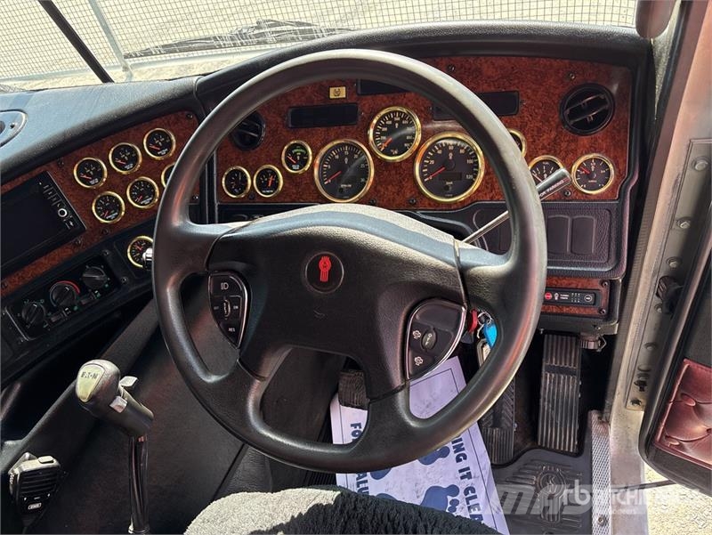 Kenworth K200 Aerodyne 6x4 T/A Sleeper Truck Tractor Vetopöytäautot