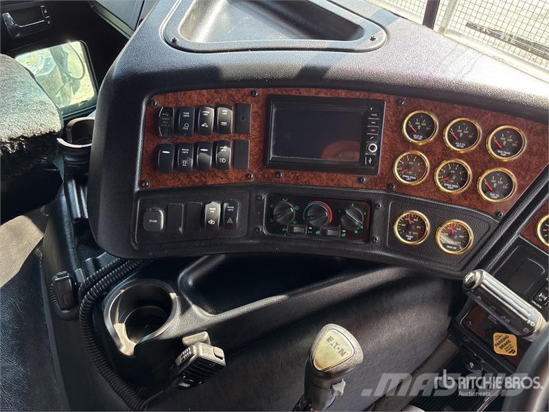Kenworth K200 Aerodyne 6x4 T/A Sleeper Truck Tractor Vetopöytäautot