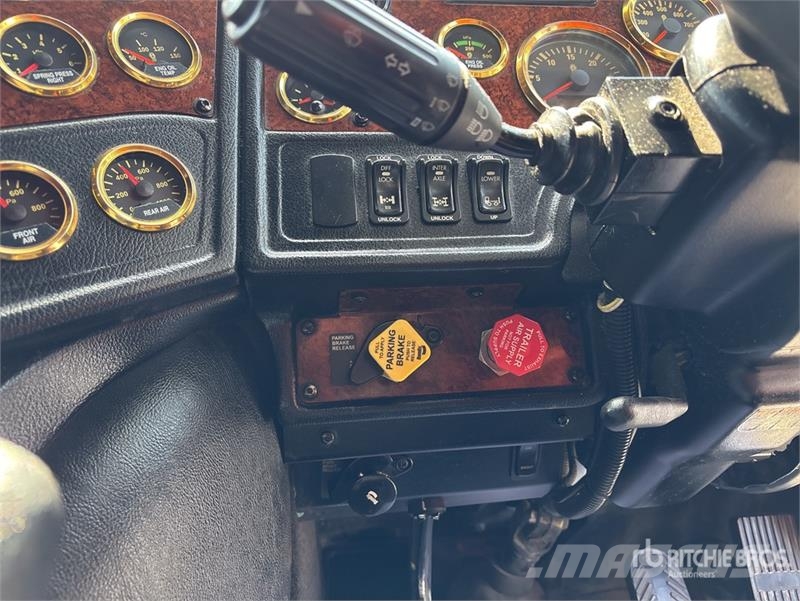 Kenworth K200 Aerodyne 6x4 T/A Sleeper Truck Tractor Vetopöytäautot