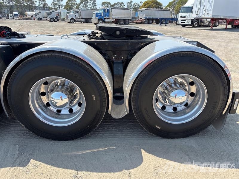 Kenworth K200 Aerodyne 6x4 T/A Sleeper Truck Tractor Vetopöytäautot