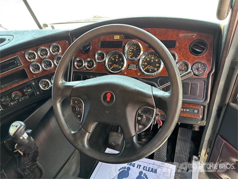 Kenworth K200 Aerodyne 6x4 T/A Sleeper Truck Tractor Vetopöytäautot