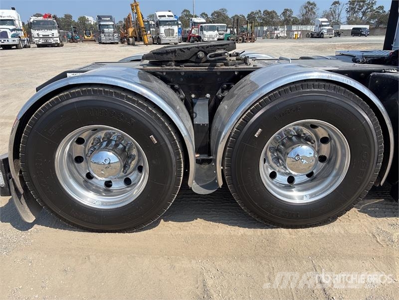 Kenworth K200 Aerodyne 6x4 T/A Sleeper Truck Tractor Vetopöytäautot
