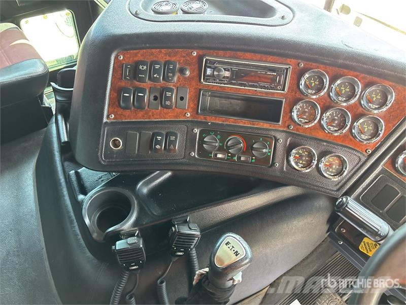Kenworth K200 Aerodyne 6x4 T/A Sleeper Truck Tractor Vetopöytäautot