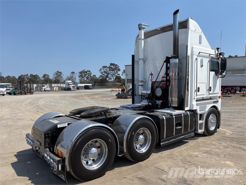 Kenworth K200 Aerodyne 6x4 T/A Sleeper Truck Tractor Vetopöytäautot