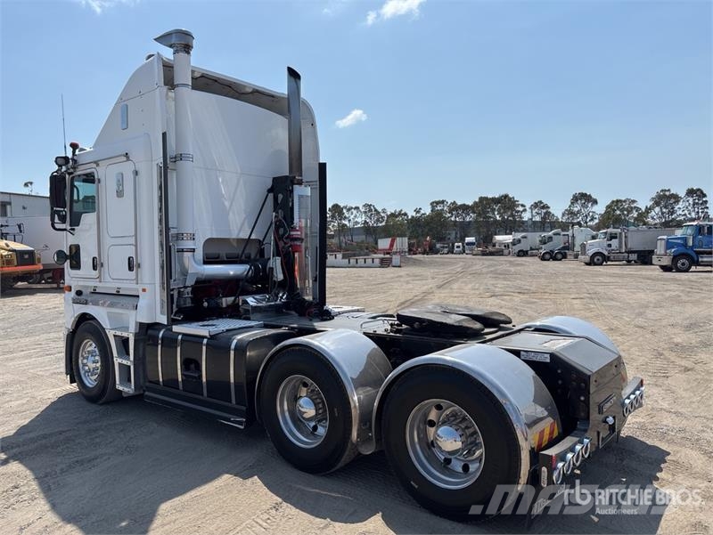 Kenworth K200 Aerodyne 6x4 T/A Sleeper Truck Tractor Vetopöytäautot