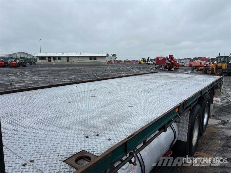 Kenworth L700 6x4 w/Palfinger PK12000 A 4.48 t Knuckle Boom Vlakke laadvloer met kraan