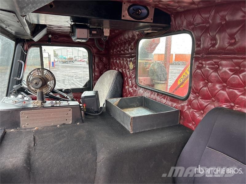Kenworth L700 6x4 w/Palfinger PK12000 A 4.48 t Knuckle Boom Vlakke laadvloer met kraan