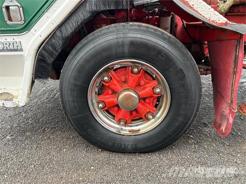 Kenworth L700 6x4 w/Palfinger PK12000 A 4.48 t Knuckle Boom Vlakke laadvloer met kraan