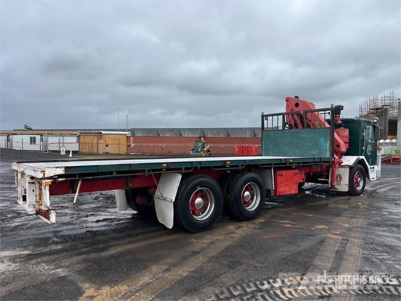 Kenworth L700 6x4 w/Palfinger PK12000 A 4.48 t Knuckle Boom Vlakke laadvloer met kraan