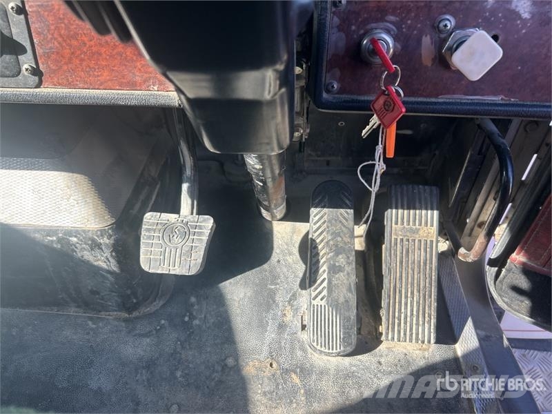 Kenworth T350 8x4 Twin-Steer Mixer Truck شاحنات خرسانة