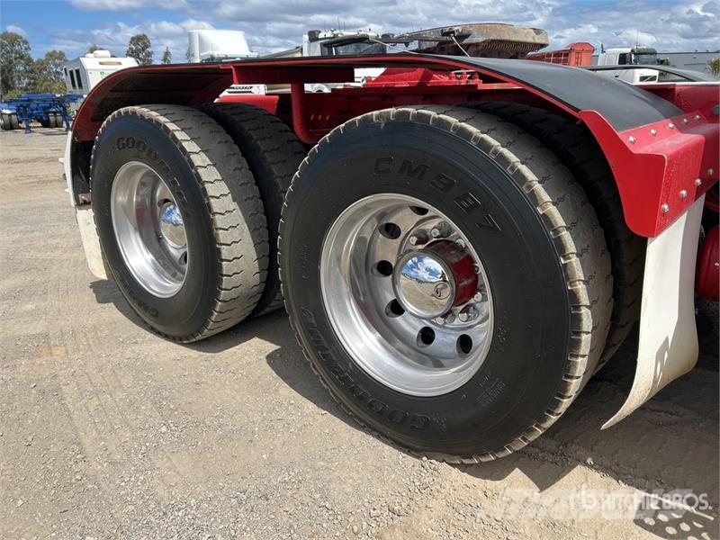 Kenworth T409 SAR 6x4 T/A Sleeper Truck Tractor Naudoti vilkikai