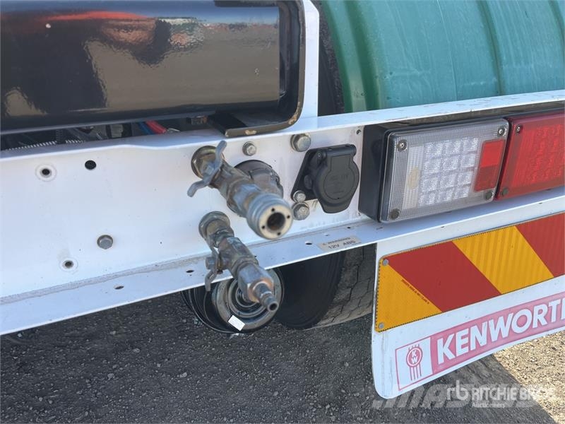Kenworth T610 6x4 T/A Sleeper Truck Tractor Vetopöytäautot