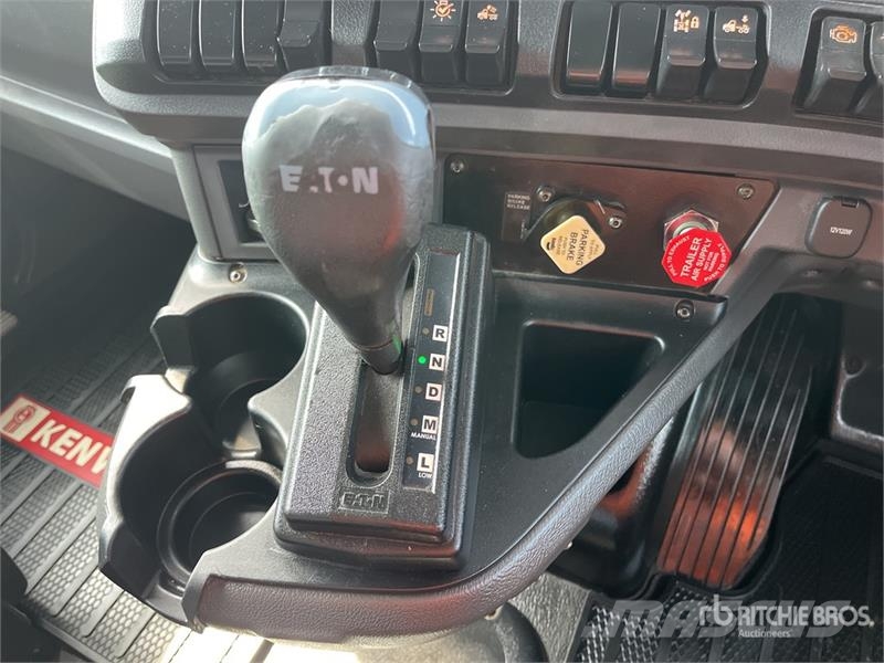 Kenworth T610 6x4 T/A Sleeper Truck Tractor Sadulveokid