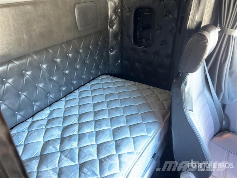 Kenworth T610 6x4 T/A Sleeper Truck Tractor Vetopöytäautot