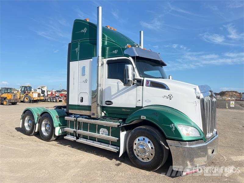 Kenworth T610 6x4 T/A Sleeper Truck Tractor Vetopöytäautot