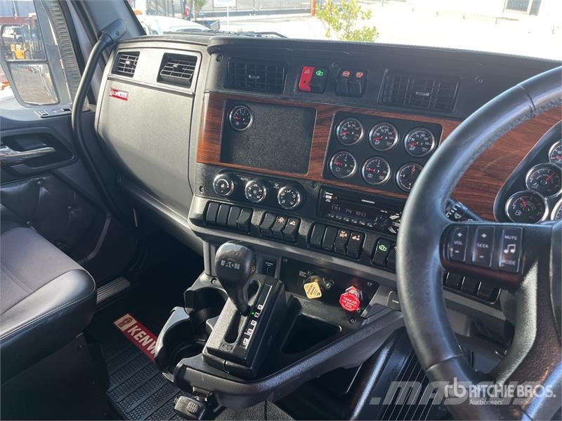 Kenworth T610 6x4 T/A Sleeper Truck Tractor Vetopöytäautot