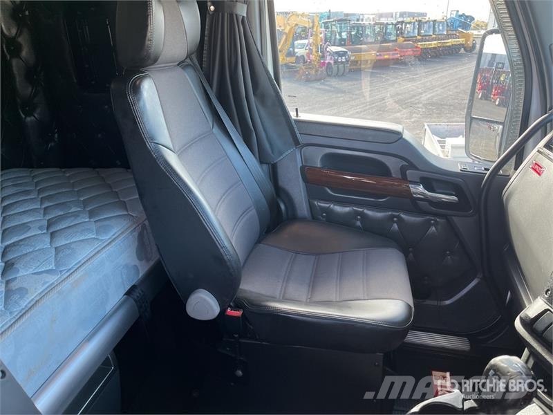 Kenworth T610 6x4 T/A Sleeper Truck Tractor Vetopöytäautot