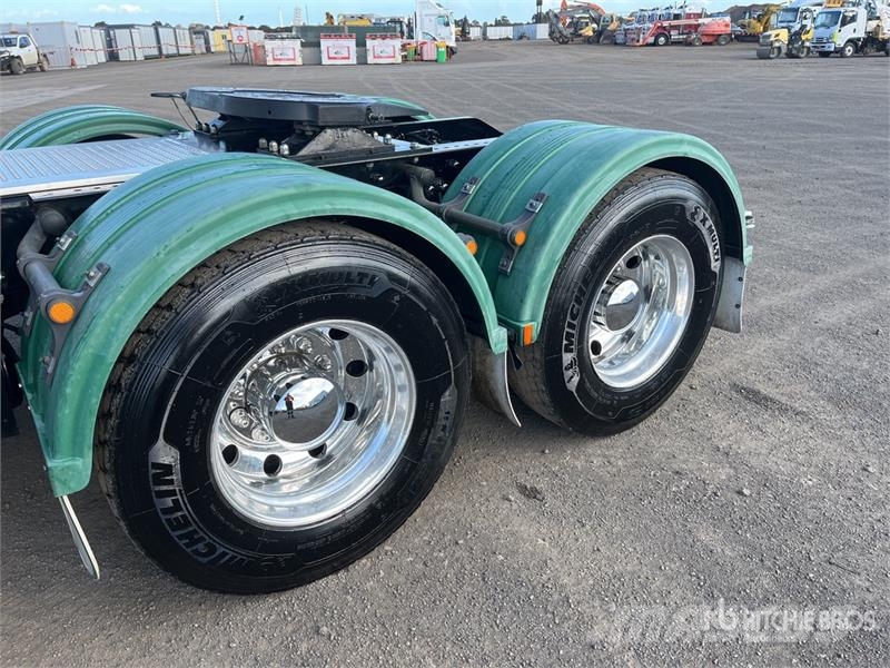 Kenworth T610 6x4 T/A Sleeper Truck Tractor Vetopöytäautot