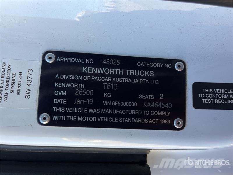 Kenworth T610 6x4 T/A Sleeper Truck Tractor Vetopöytäautot