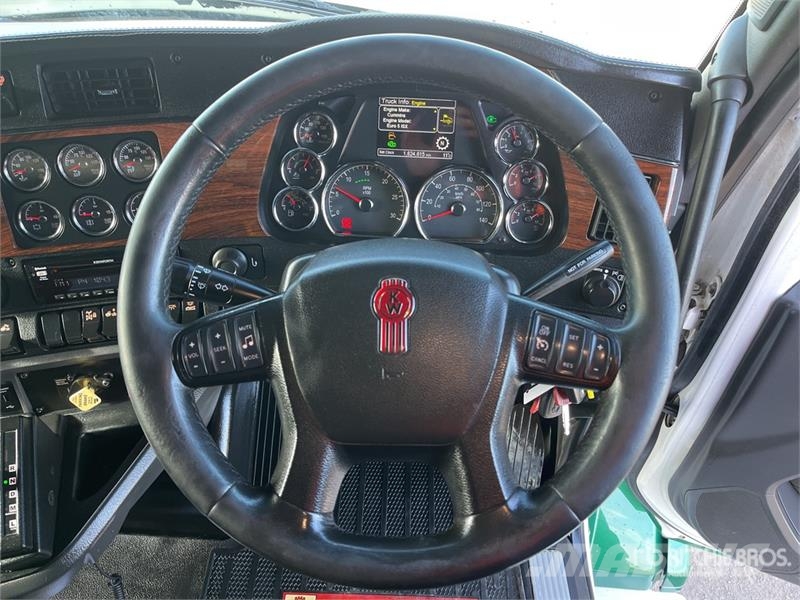 Kenworth T610 6x4 T/A Sleeper Truck Tractor Vetopöytäautot