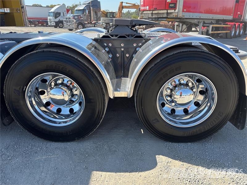 Kenworth T659 6x4 T/A Sleeper Truck Tractor Camiones tractor