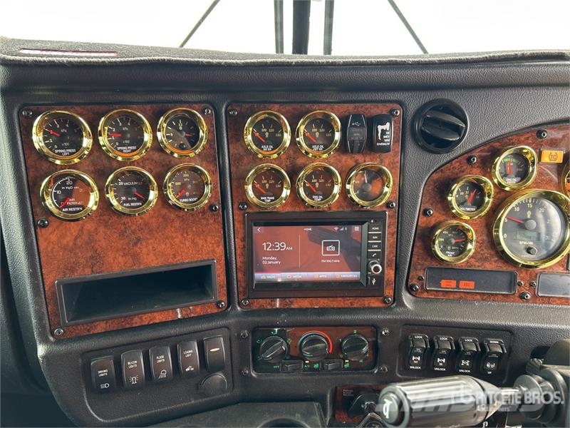 Kenworth T909 Sadulveokid