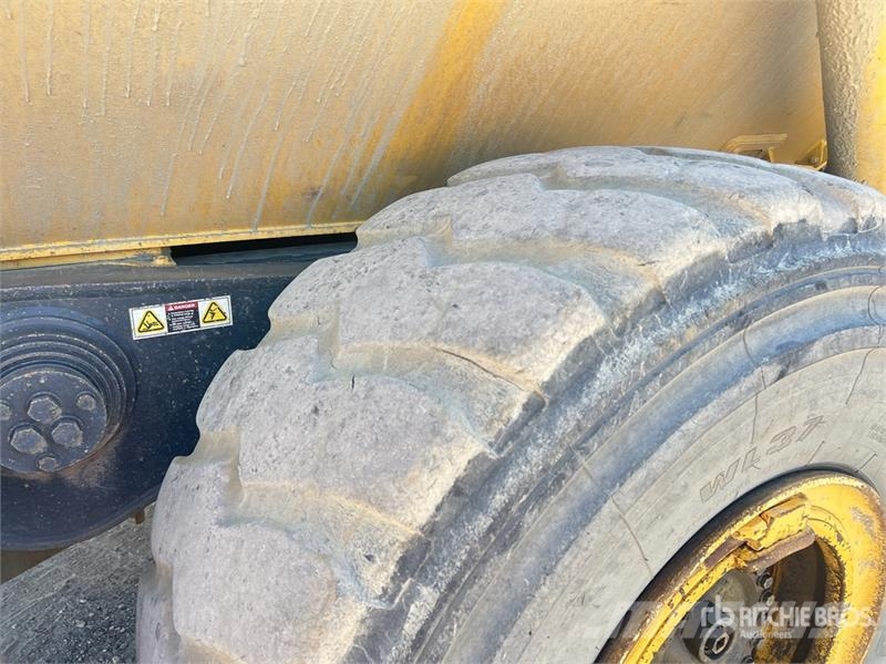 Komatsu HM300-1 ساحبات مفصلية