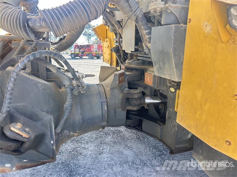 Komatsu HM300-1 ساحبات مفصلية