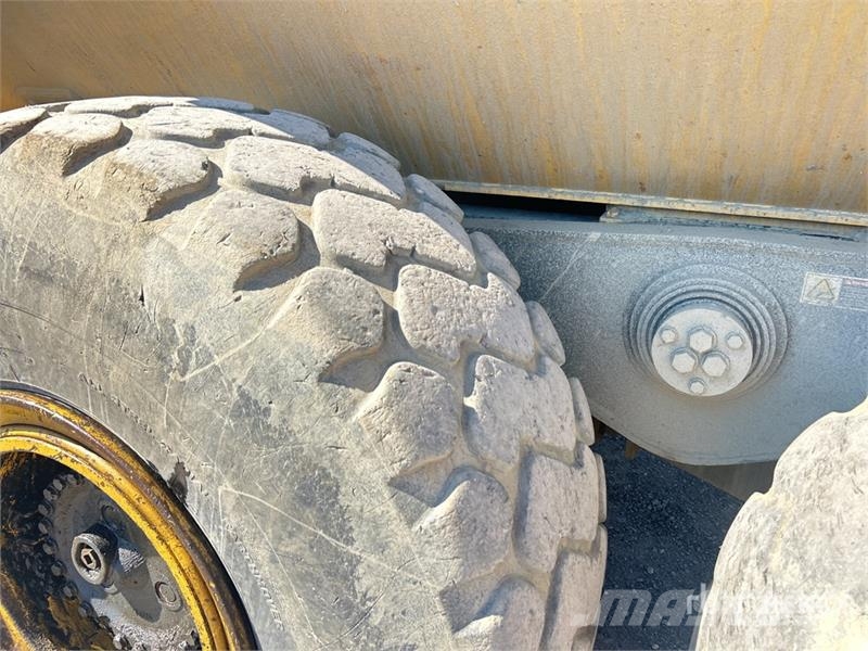 Komatsu HM300-1 ساحبات مفصلية