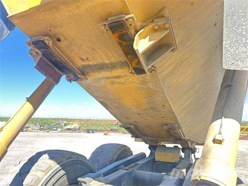 Komatsu HM300-1 ساحبات مفصلية