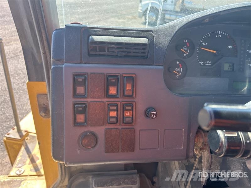 Komatsu HM300-1 ساحبات مفصلية