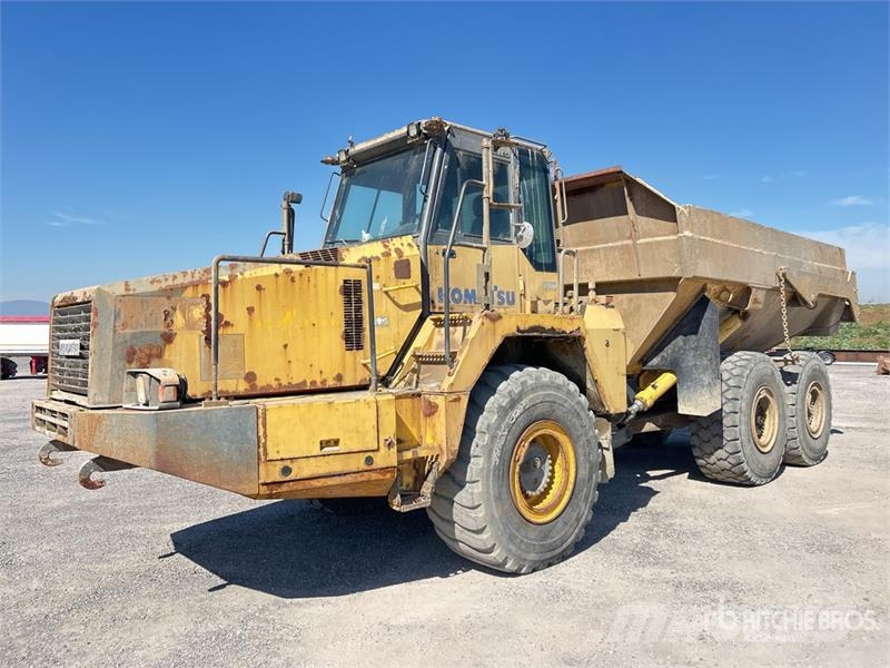 Komatsu HM300-2 Articulated Dump Truck ساحبات مفصلية