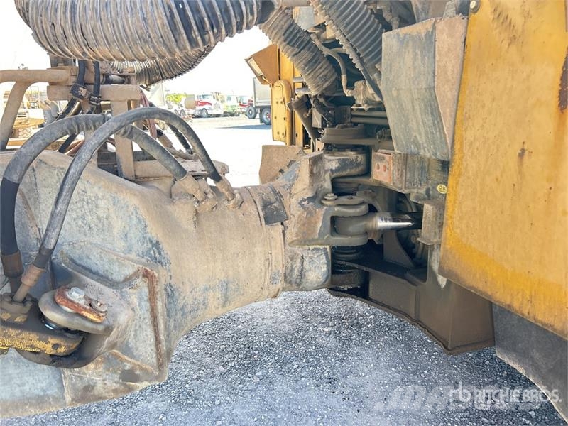 Komatsu HM300-2 Articulated Dump Truck ساحبات مفصلية
